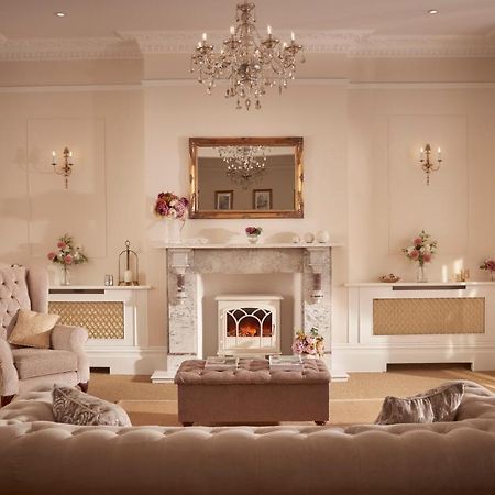 Bathen House Boutique Hotel Exterior foto A living room with a fireplace