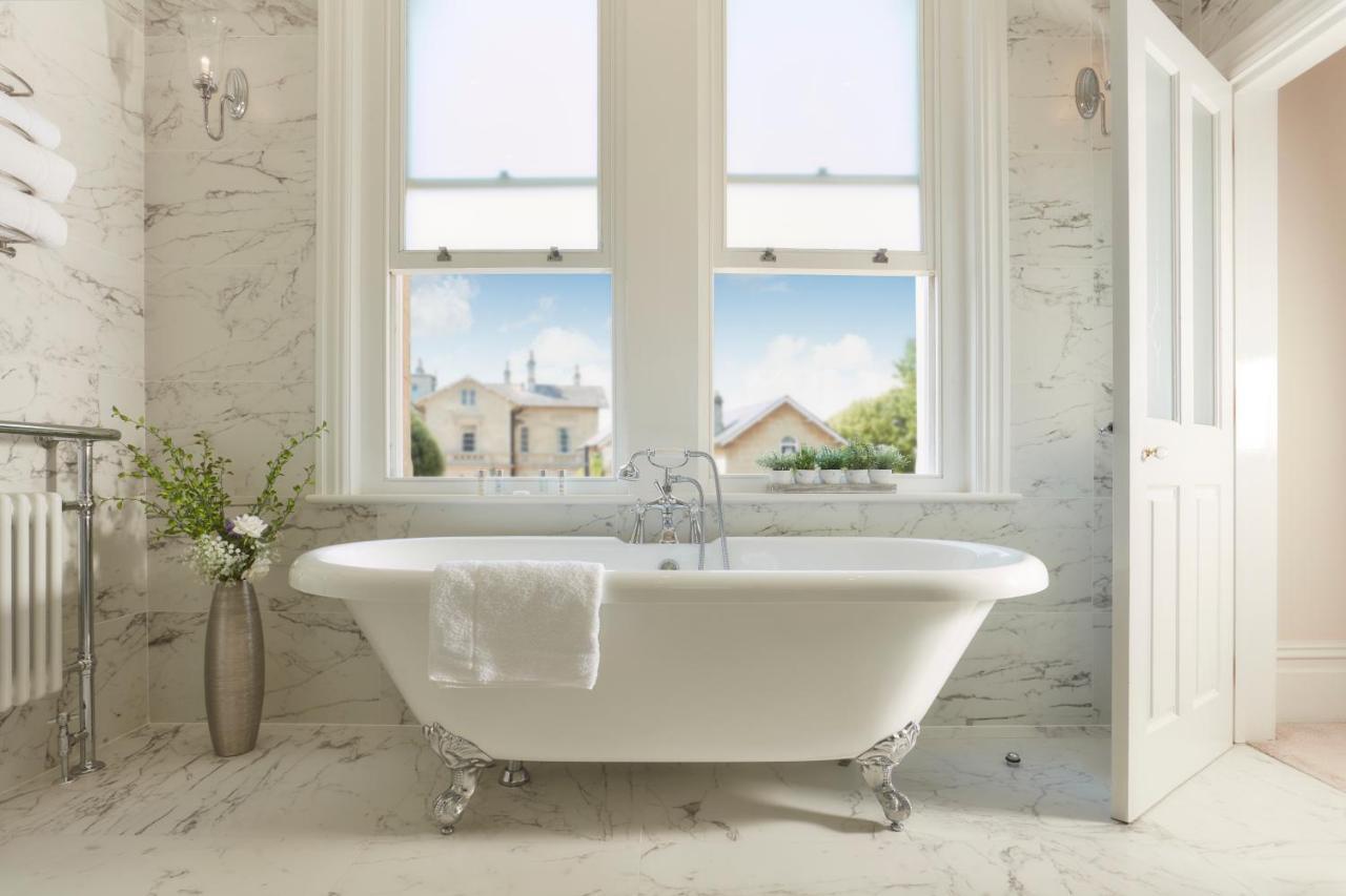 Bathen House Boutique Hotel Exterior foto A freestanding bathtub