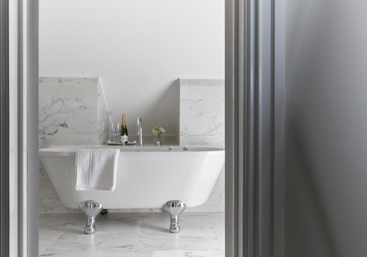 Bathen House Boutique Hotel Exterior foto A freestanding bathtub