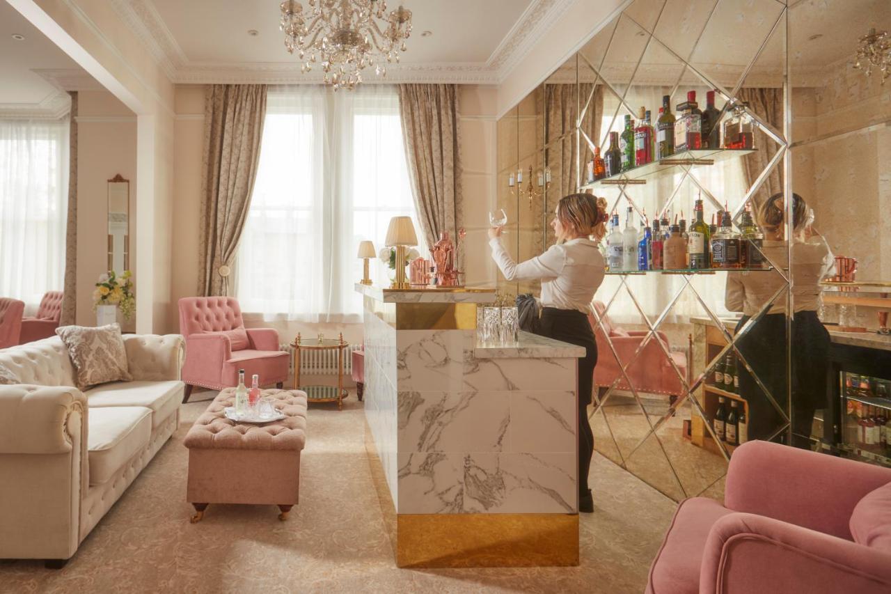 Bathen House Boutique Hotel Exterior foto The bar at the Hotel de Crillon