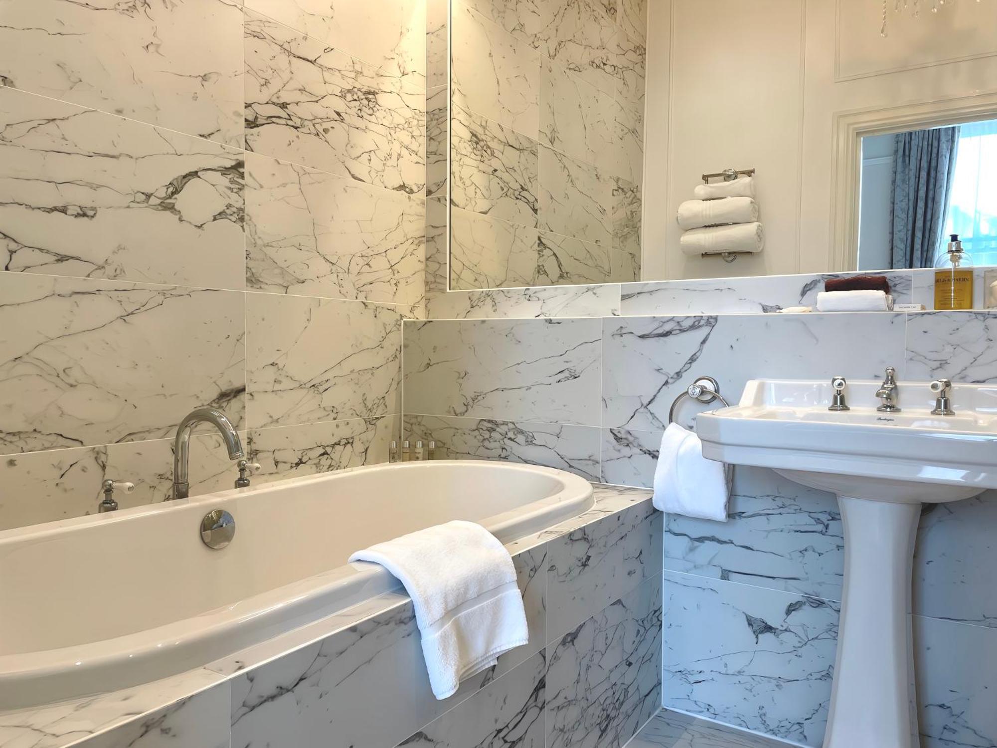 Bathen House Boutique Hotel Quarto foto Bathroom in the hotel