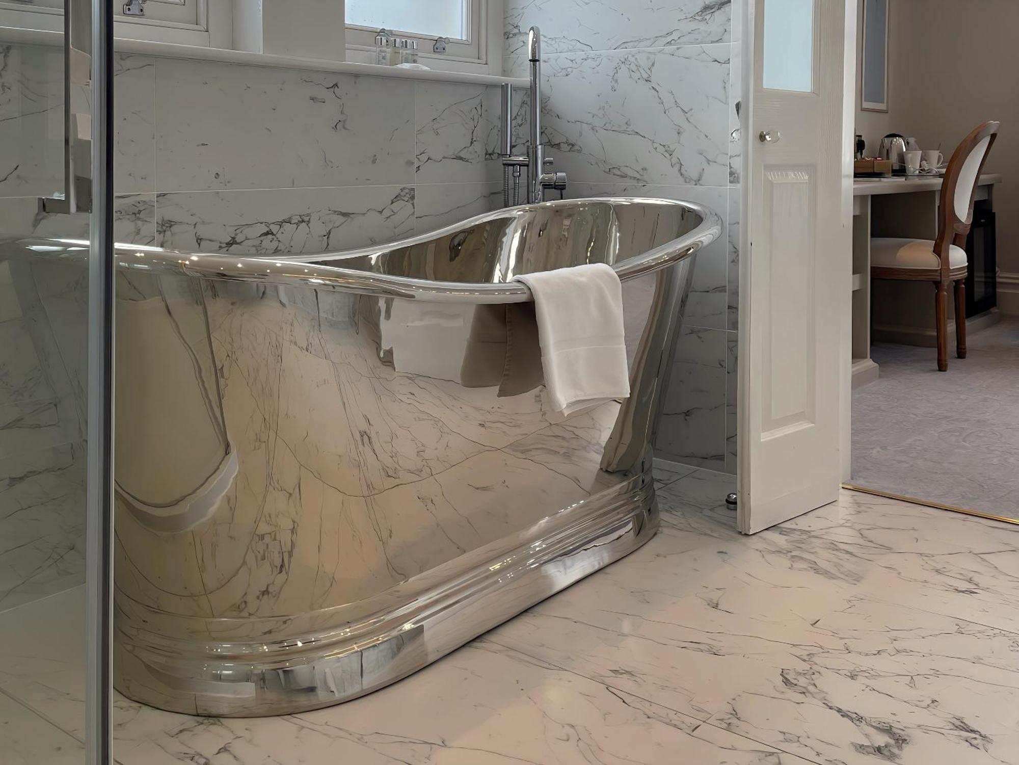 Bathen House Boutique Hotel Quarto foto A freestanding bathtub